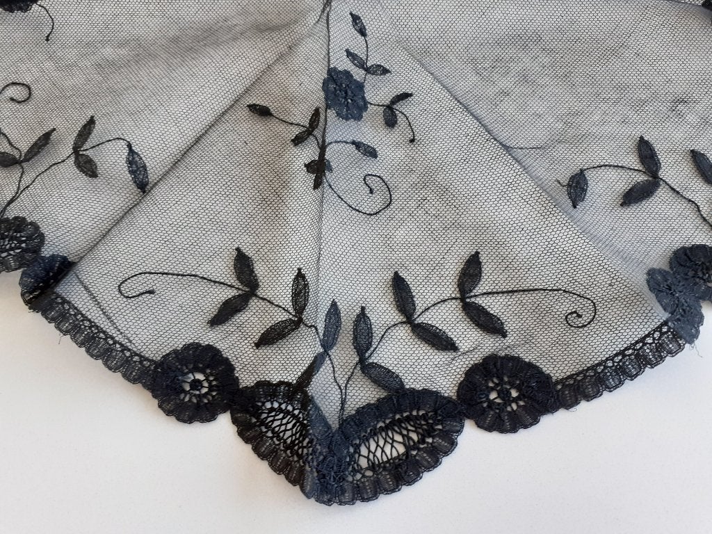 Sjaal ( hoofddoek) in zwarte Brusselse kant, Ophalen, Dames