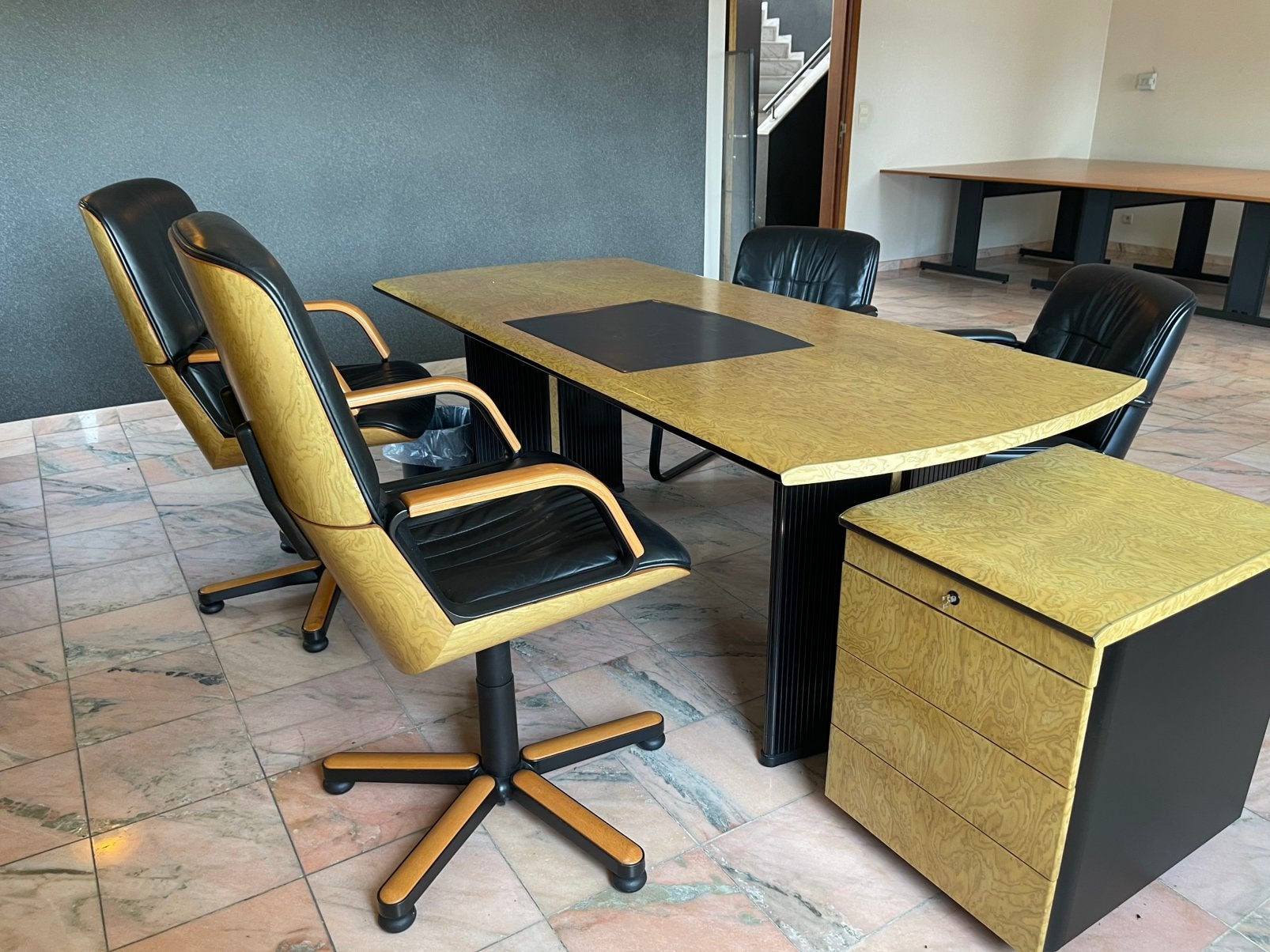 Bureau in wortelnotenhout met bijpassende tafel, Ophalen, Bureau