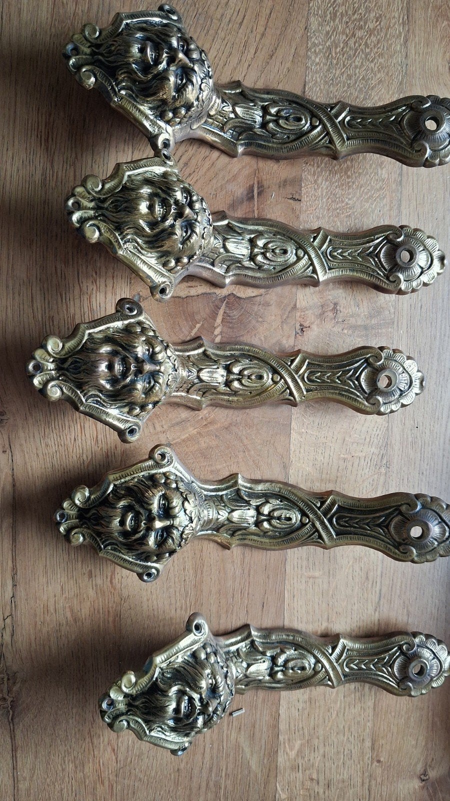 Ornements en bronze, diables, Enlèvement