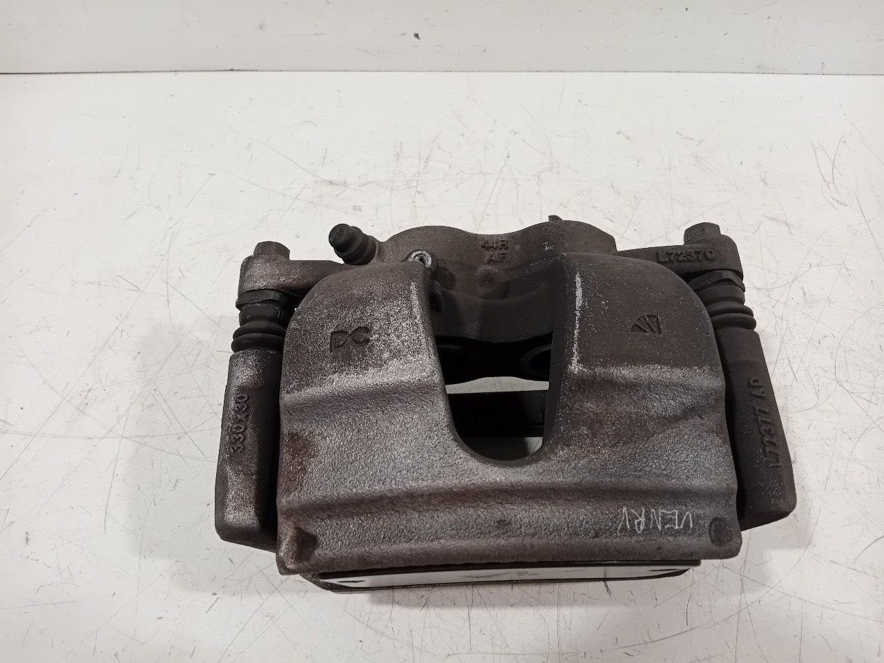 Remklauw rechts voor Mercedes-Benz GLB, Onderdelen@venauto.nl, Van der Ven Autorecycling B.V., Ettenseweg 76, 4706 PB Roosendaal, The Netherlands