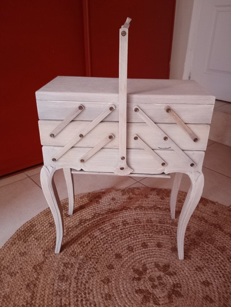 Petit meuble travailleuse, Enlèvement