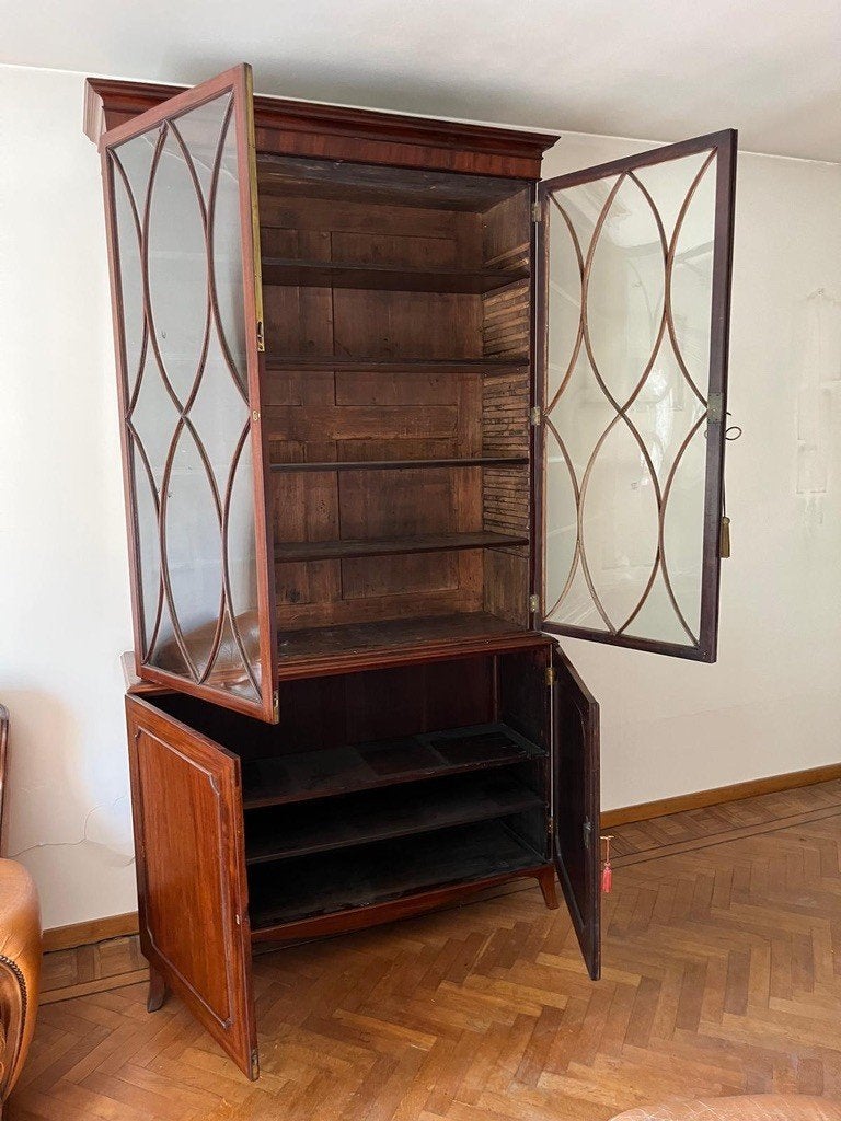 Vitrine en acajou, Enlèvement