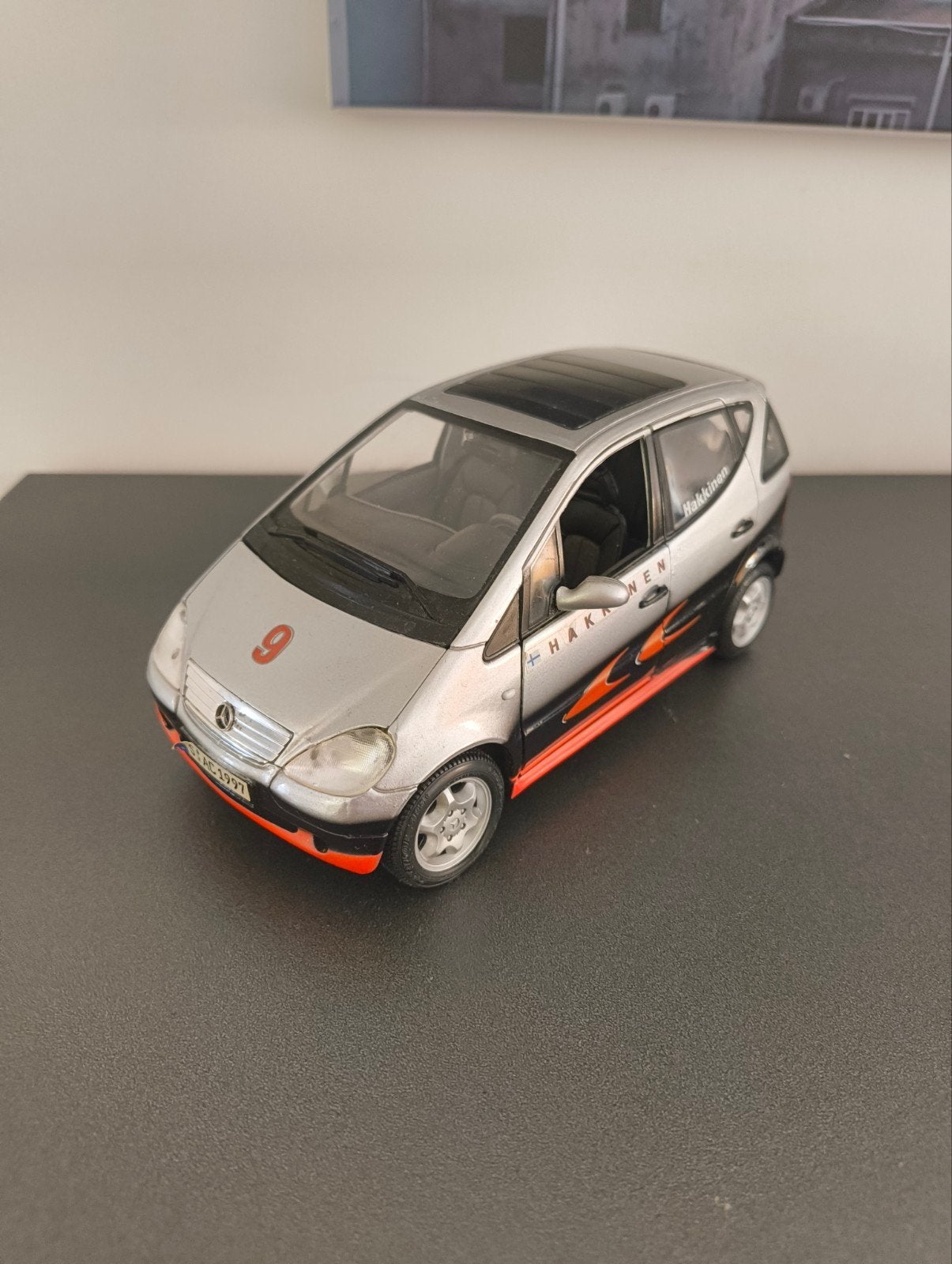 Maisto 1:18 Mercedes-Benz Classe A — Mika Häkkinen, Hobby & Loisirs créatifs, Voitures miniatures | 1:18, Enlèvement ou Envoi
