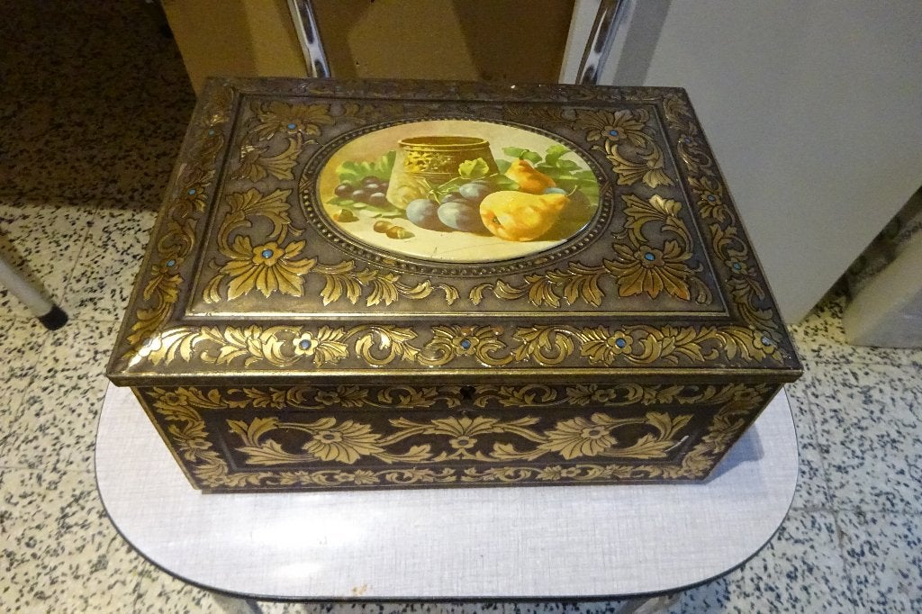 Ancienne boite métal avec petit miroir intérieur ., Enlèvement, Utilisé, Biscuits, Autres marques