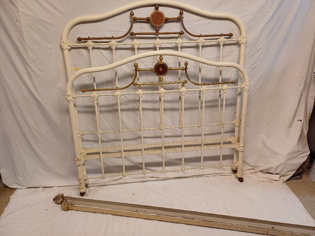 antiek metalen bed dat moet worden gerestaureerd, Ophalen