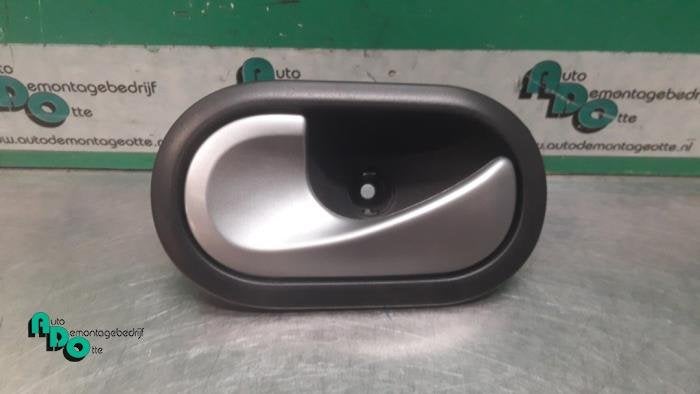 Portiergreep 4Deurs links-voor van een Renault Clio (Clio 3, Gebruikt, -, Renault, -