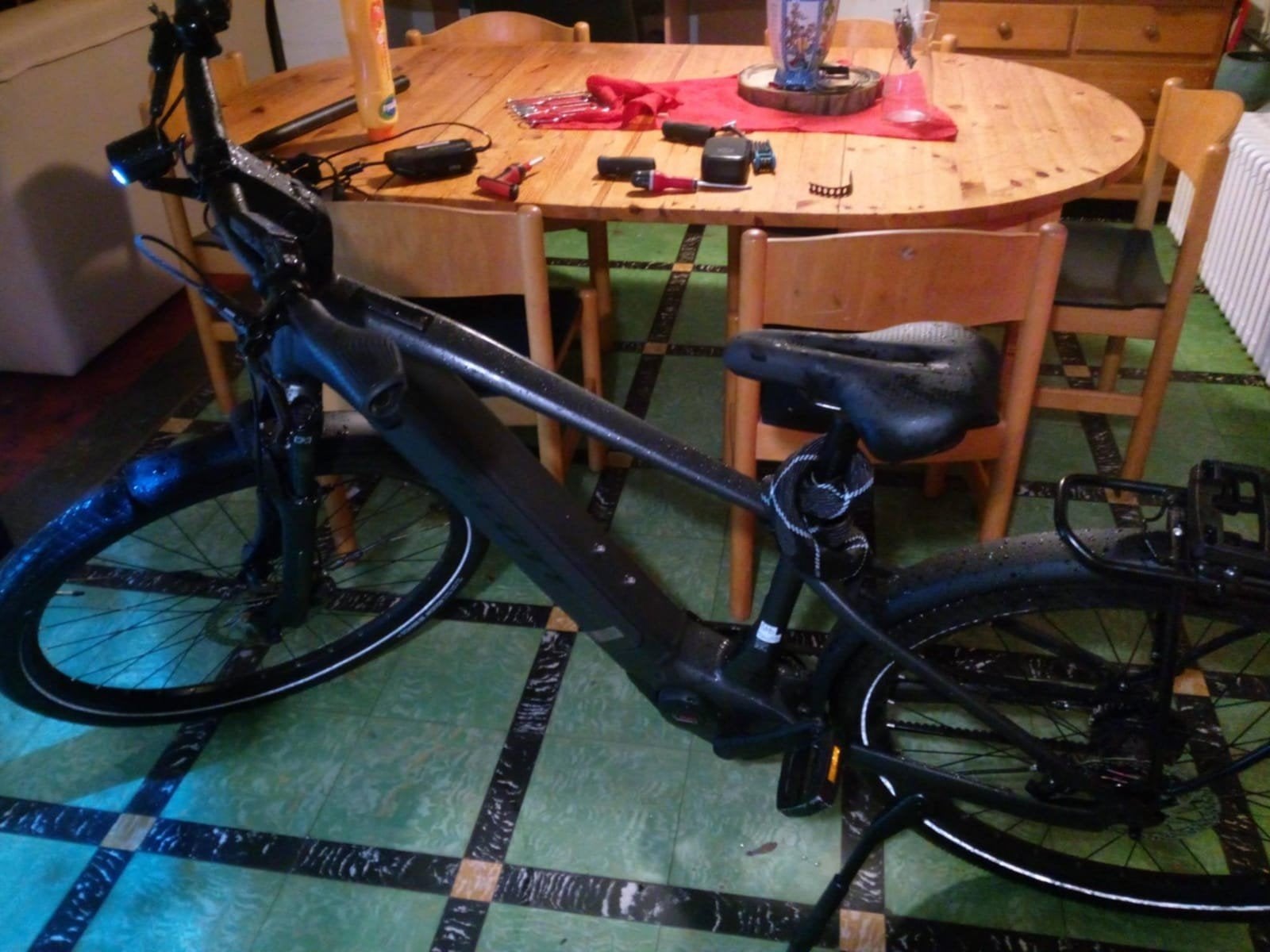 Scott electrische fiets met lader zo goed als nieuw, Ophalen, Zo goed als nieuw, 50 km per accu of meer, Overige merken