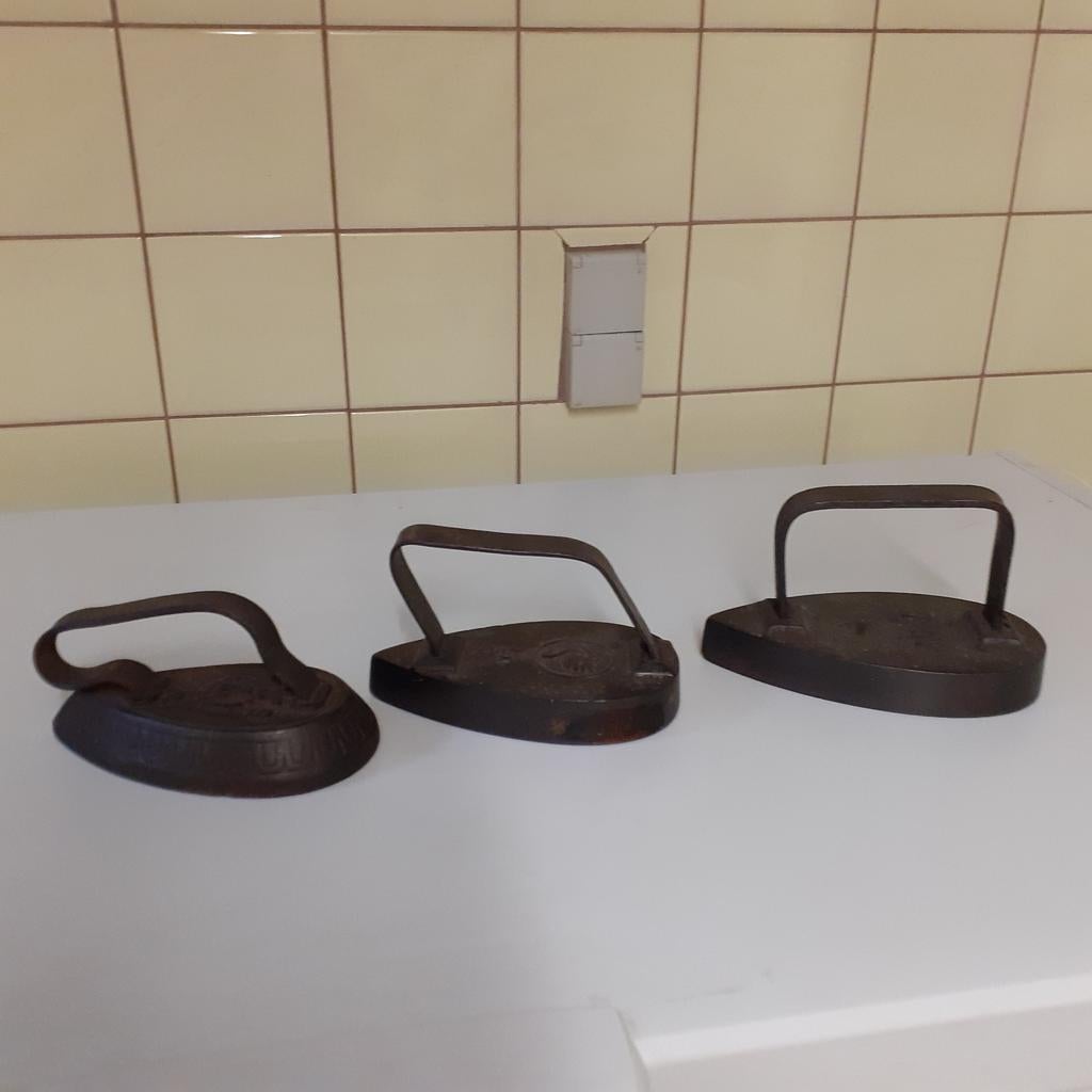 3 oude strijkijzers., Ophalen