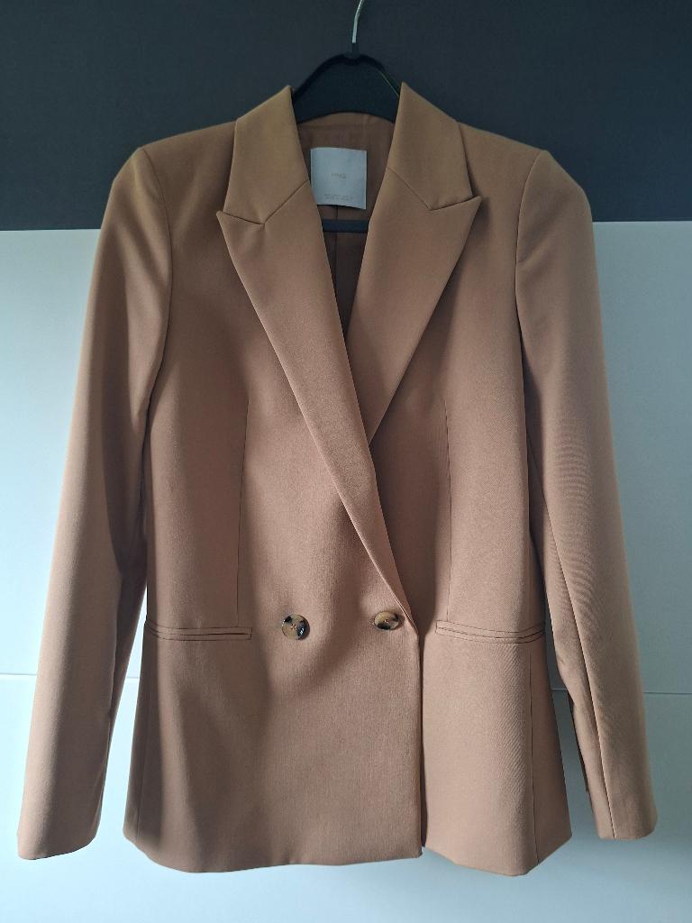 Mooie damesblazer merk Mango, Kleding | Dames, Jasjes, Kostuums en Pakken, Ophalen, Mango, Beige, Zo goed als nieuw