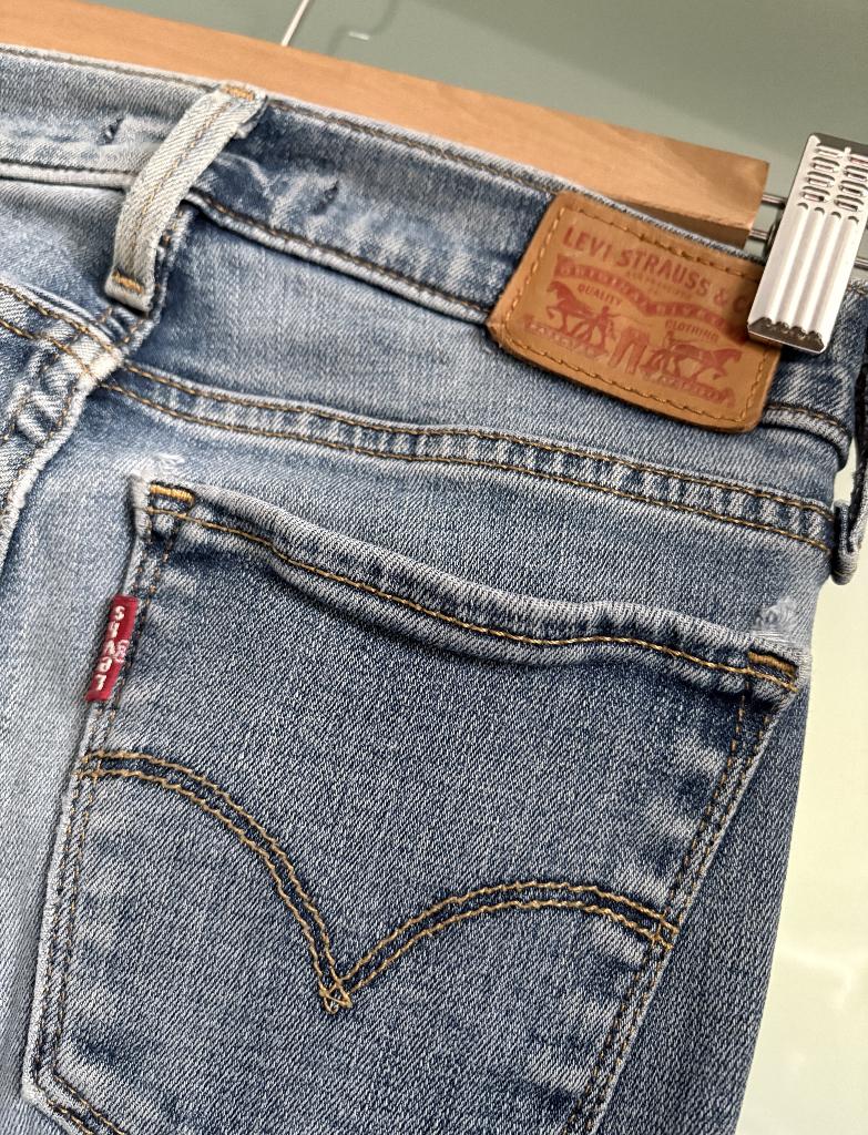Levi's 710 - Super Skinny - Maat 23, Jongen of Meisje, Zo goed als nieuw, Levi's, Ophalen