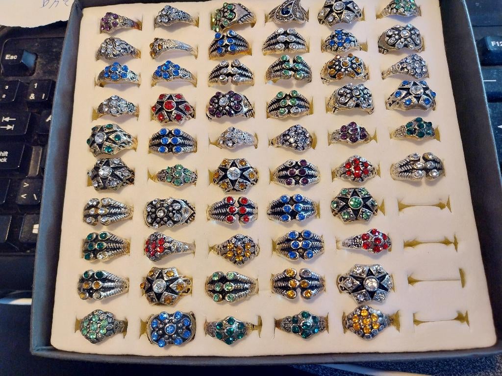 56 ringen van verguld koper en wit metaal, Overige materialen, Overige kleuren, Nieuw, Ophalen of Verzenden
