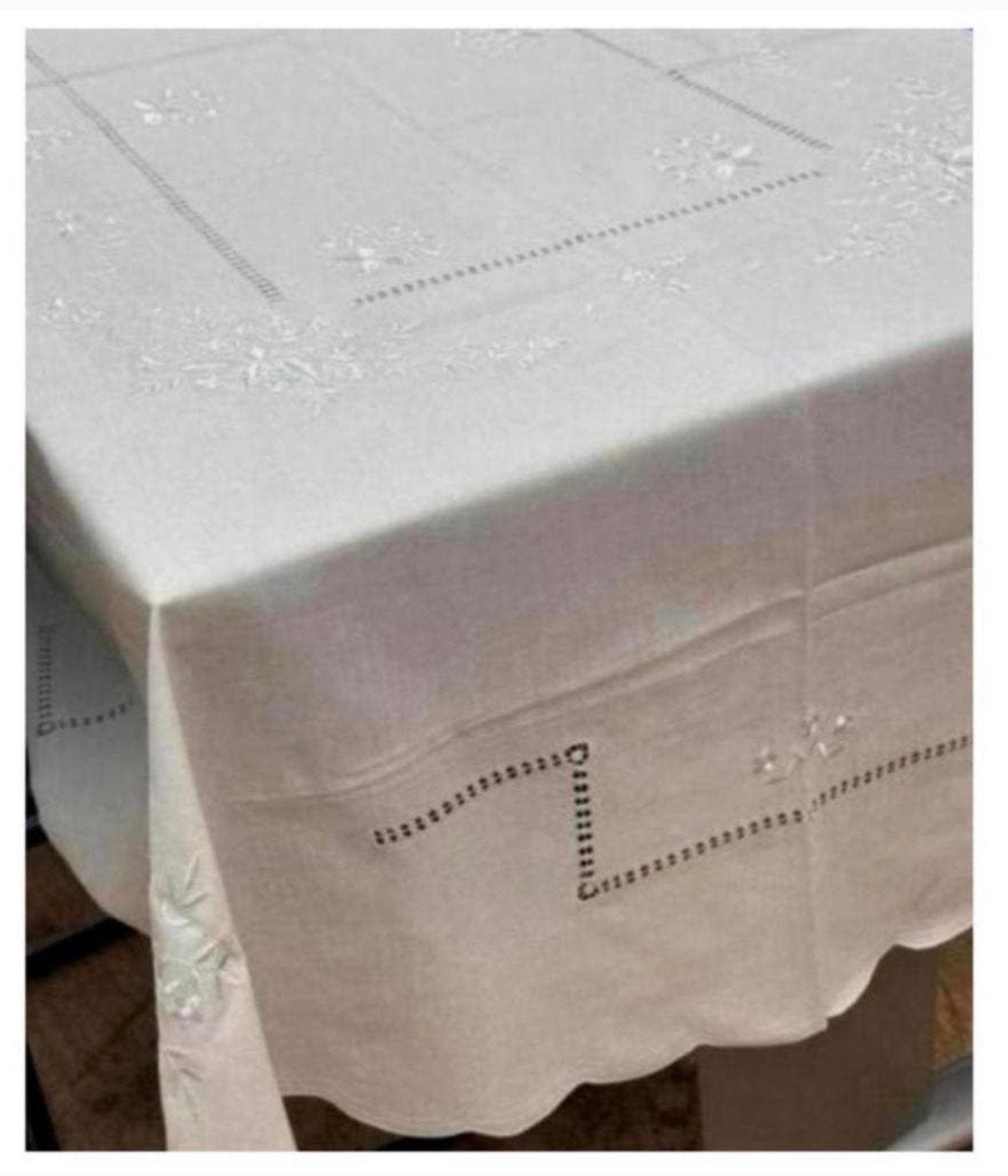 Nappe XL + 8 serviettes en dentelle ovale brodée de fleurs, Neuf, Nappe, Blanc, Enlèvement ou Envoi