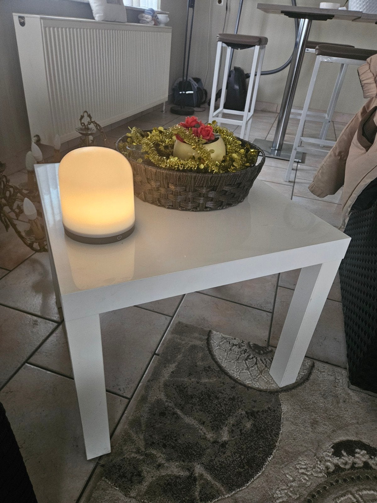 Belle table d'appoint blanche, Enlèvement