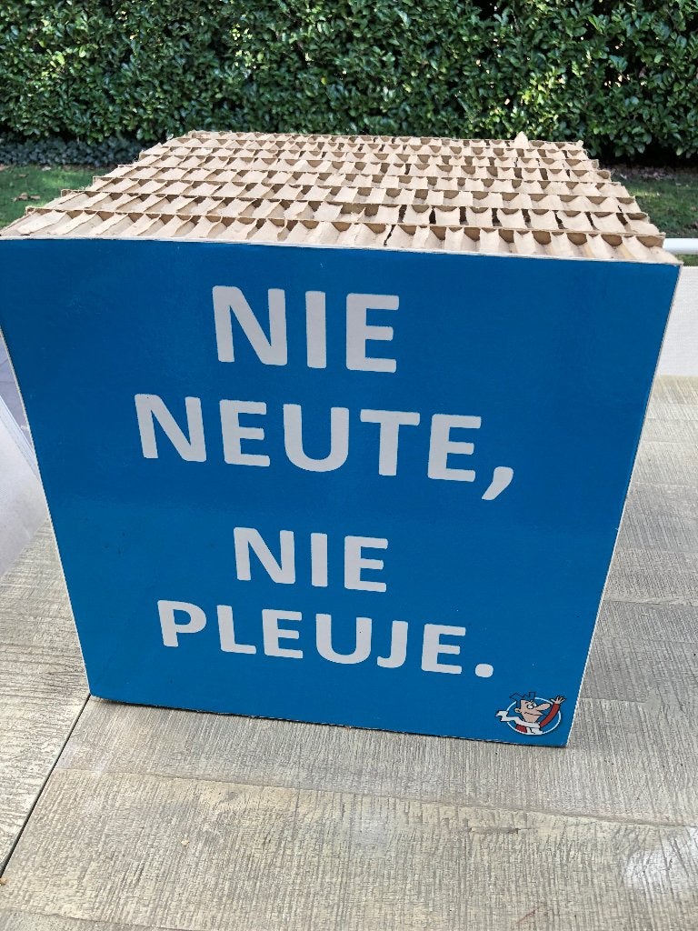 Poef in karton “nie neute nie pleue”, Huis en Inrichting, Ophalen, Gebruikt