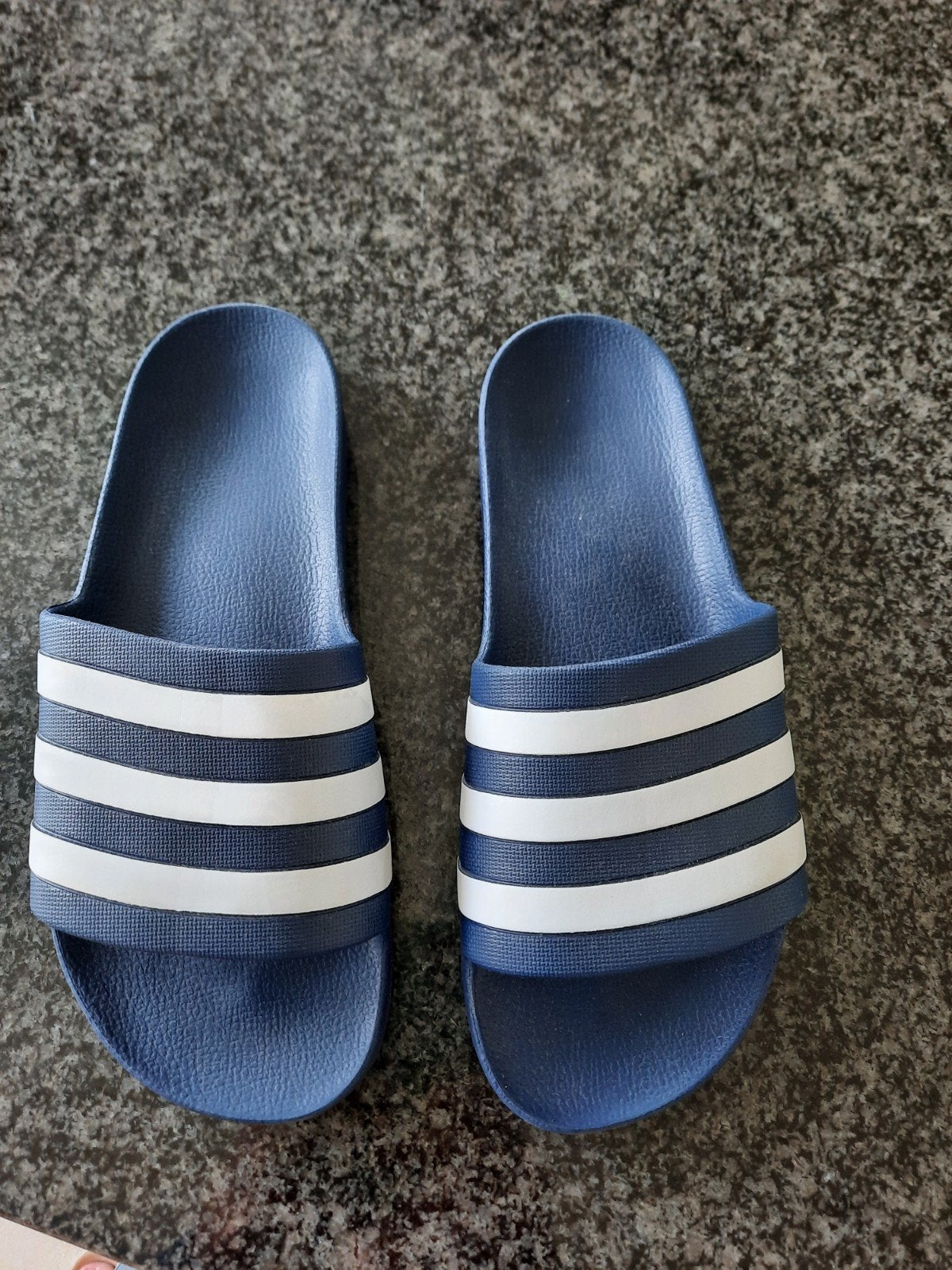 Badslippers Adidas, Ophalen