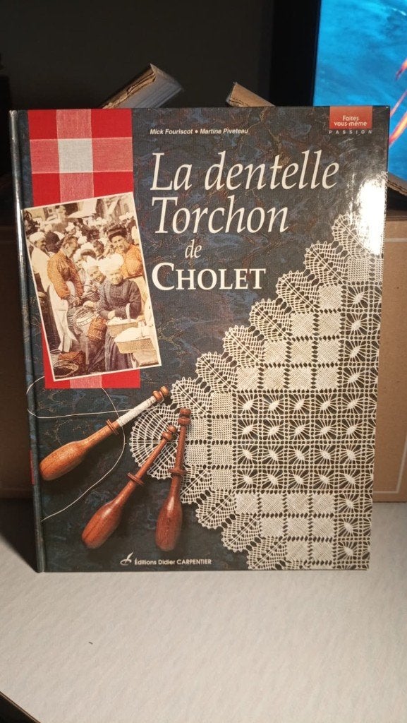 Livre La Dentelle Torchon de Cholet, Enlèvement ou Envoi, Comme neuf, Patrons