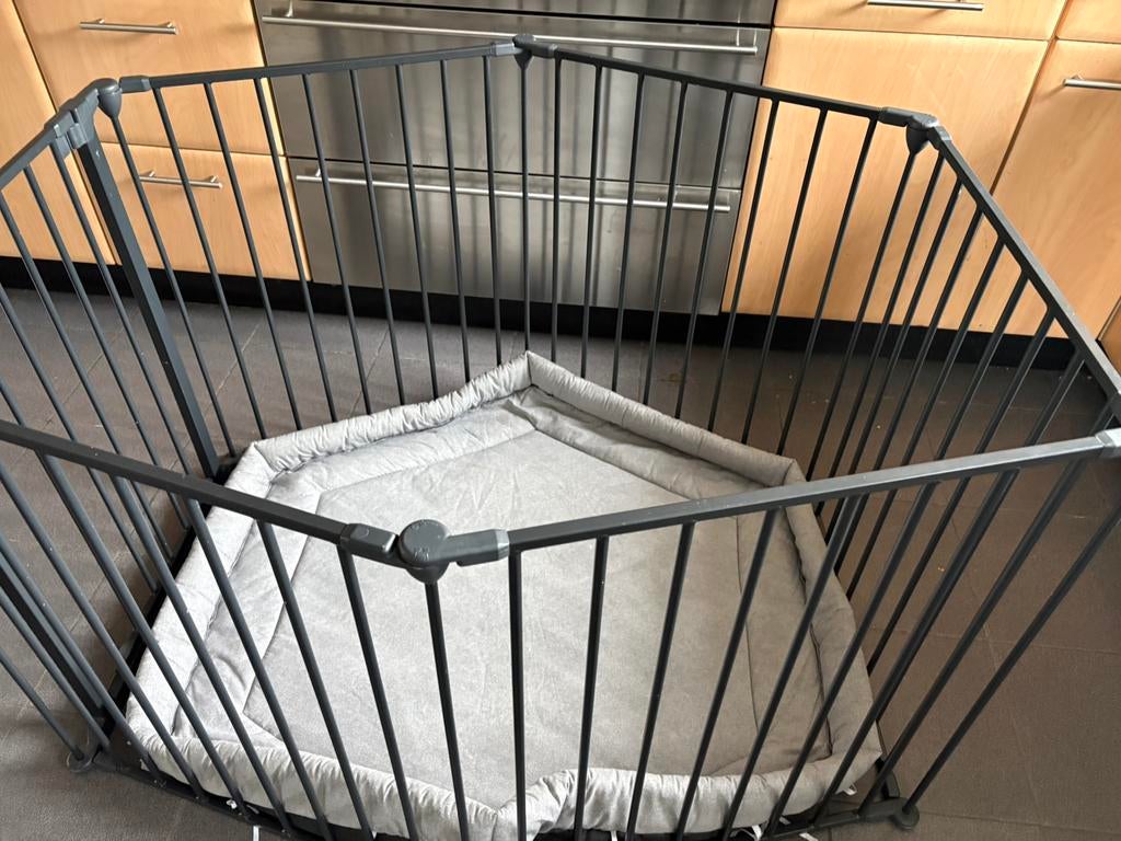 Zwarte grondbox metaal, Kinderen en Baby's, Babyparken, Ophalen, Zo goed als nieuw