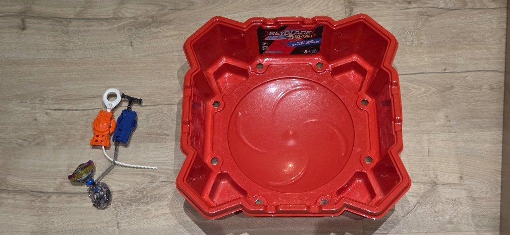 Beyblade Burst Chaos Core Beystadium +2 tollen/spinning tops, Ophalen, Gebruikt