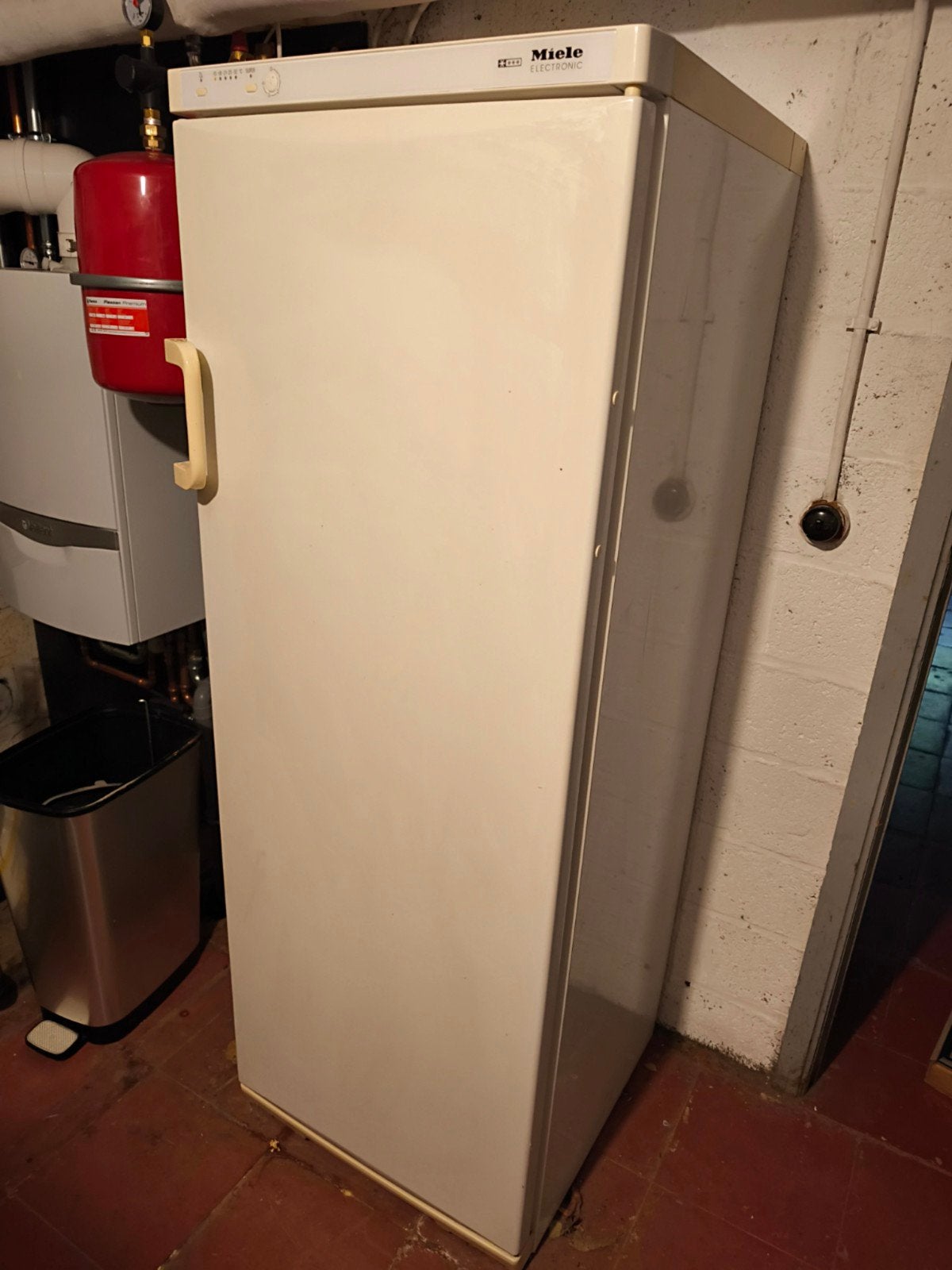 Grote congélateur Miele, 243 liter en état exceptionnel, Elektronische apparatuur, Vriezers en Diepvrieskisten, Ophalen, Vrieskast