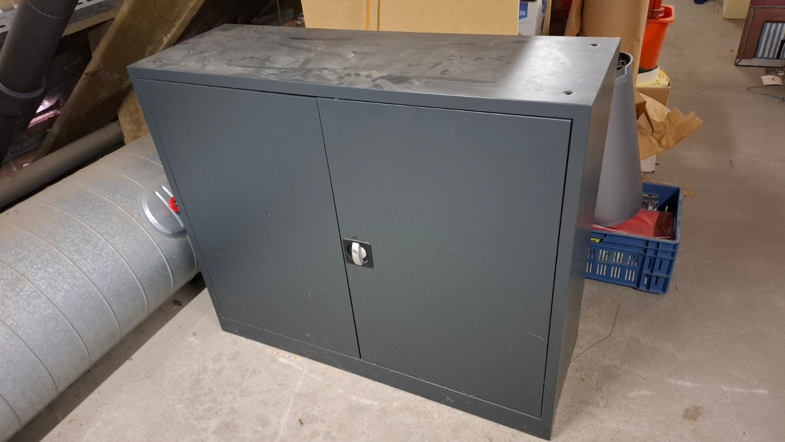 Lage metalen kast, Ophalen