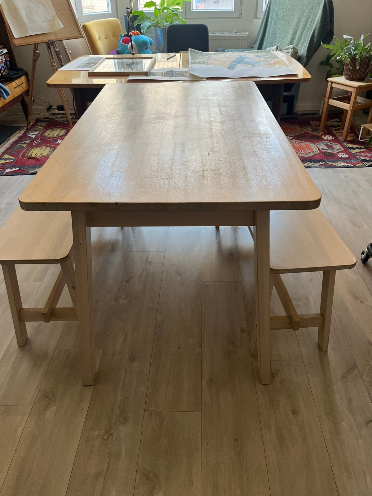 IKEA table + 2 matching benches – light wood / white, Enlèvement, Comme neuf