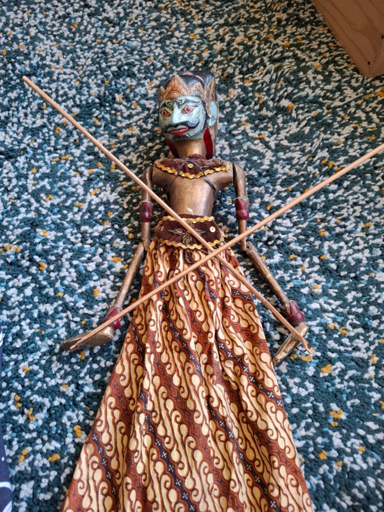 marionnette en bois est un Wayang Golek, Enlèvement ou Envoi
