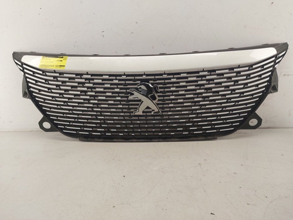 GRILLE Peugeot 2008 (UD / UK / UR / US / UX) (01-2019/-), Kontakt-peugeot@peugeot.com, Gebruikt, Peugeot Deutschland GmbH, Bahnhofsplatz
65423  Rüsselsheim, DE