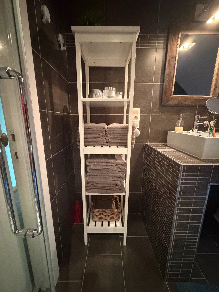 Badkamer rek met bijpassend zitbankje, Huis en Inrichting, Ophalen, (Half)hoge kast, Minder dan 50 cm, Zo goed als nieuw