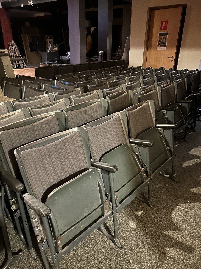 Lot d'environ 100 sièges de cinéma / théâtre, Enlèvement