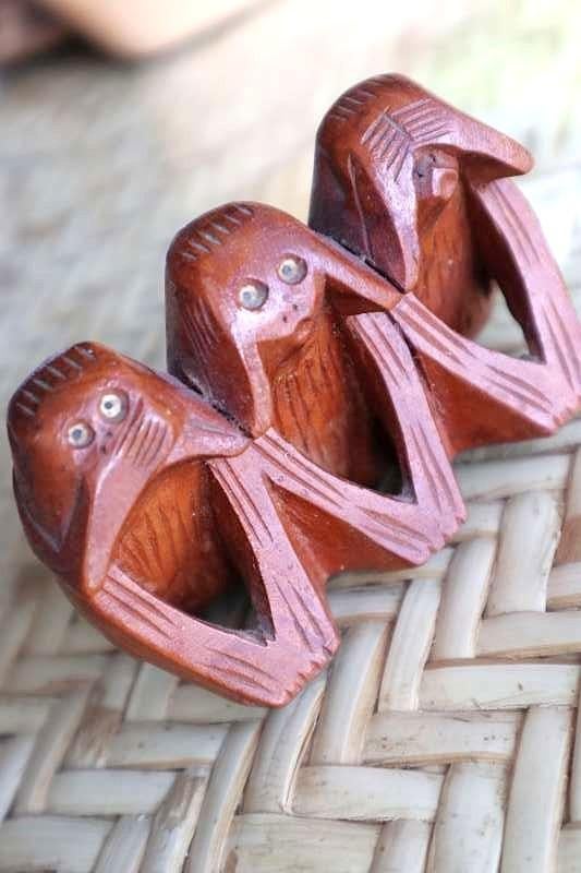 Afrikaans houten beeld: horen, zien & zwijgen, Antiek en Kunst, Ophalen of Verzenden