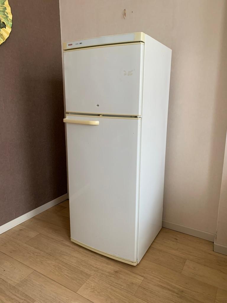 Frigo congélateur BOSCH, Electroménager, Avec compartiment congélateur, Utilisé, 200 litres ou plus, 45 à 60 cm