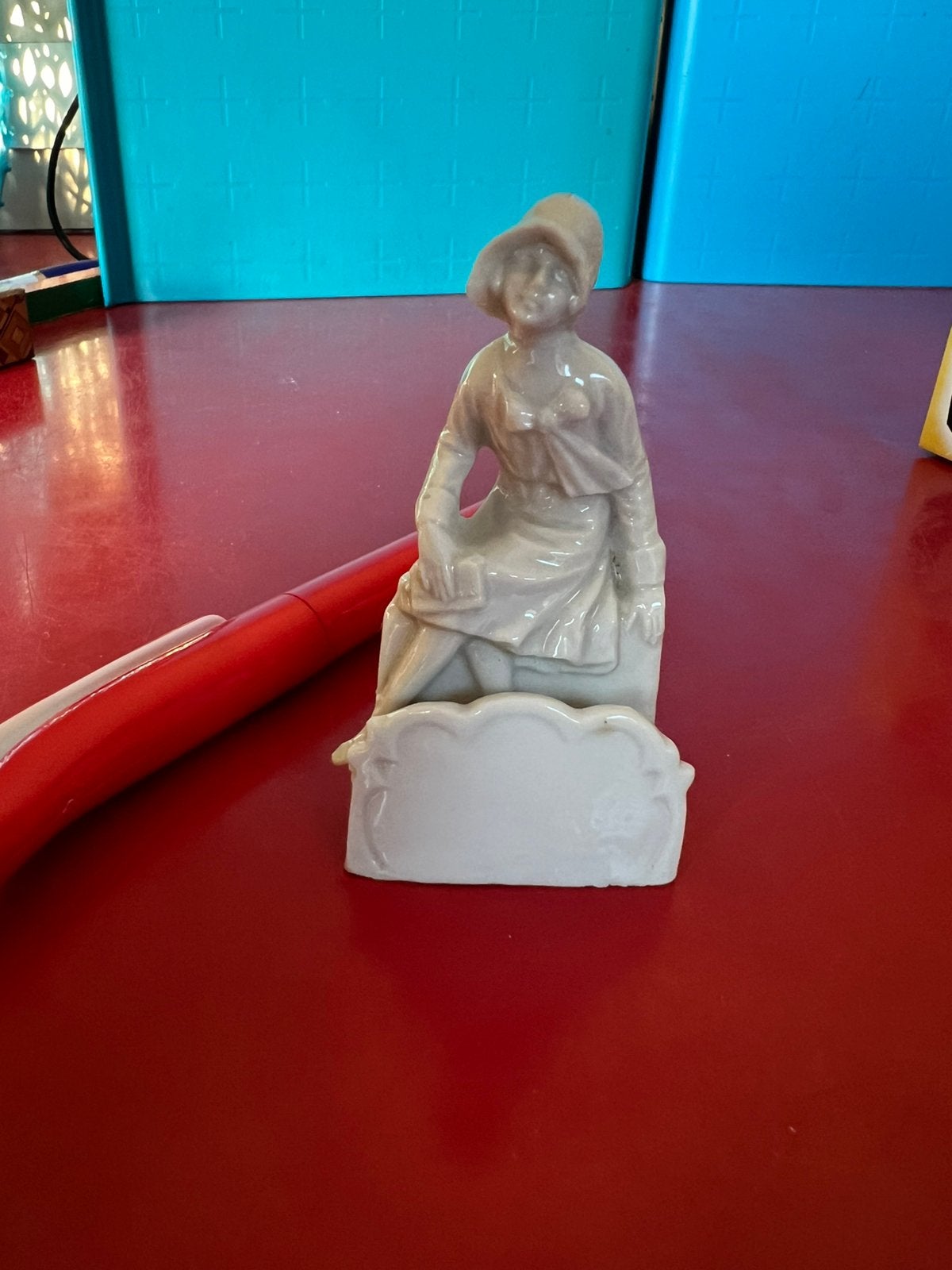 Vintage Klein porcelein beeldje. Dame met boek, Antiek en Kunst, Ophalen of Verzenden