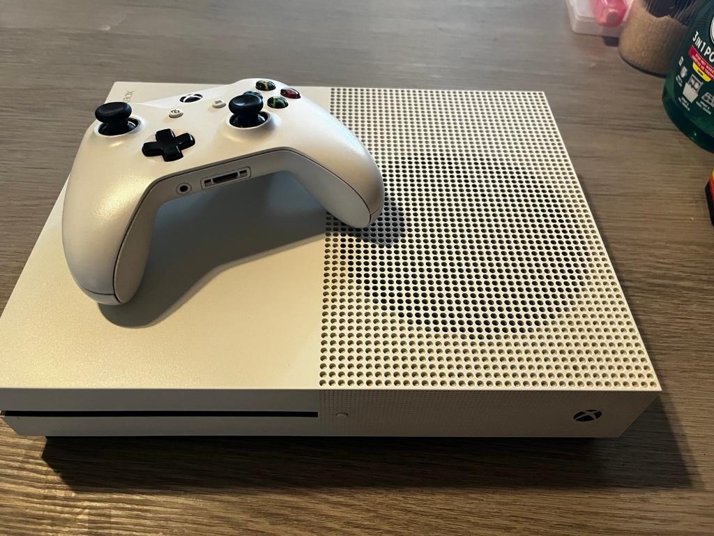 Xbox One S 1TB + controller + kabels, Games en Spelcomputers, Spelcomputers | Xbox One, Gebruikt, Xbox One, Ophalen of Verzenden