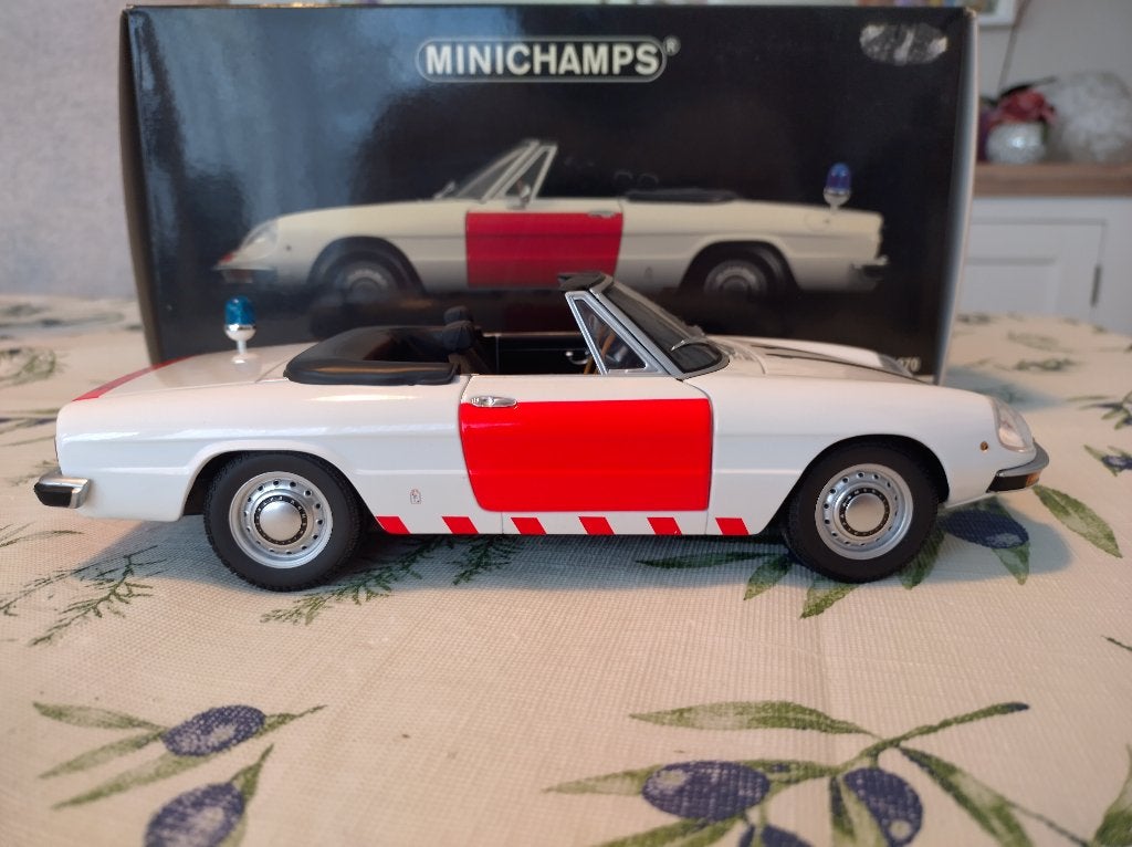 Alfa Romeo 2000 Spider. Minichamps 1/18, Ophalen of Verzenden, Zo goed als nieuw, Auto, MiniChamps