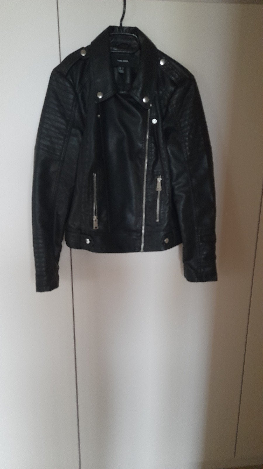 zwarte jas uit kunstleer maat  M of L, Kleding | Dames, Jassen | Winter, Ophalen, Maat 38/40 (M)