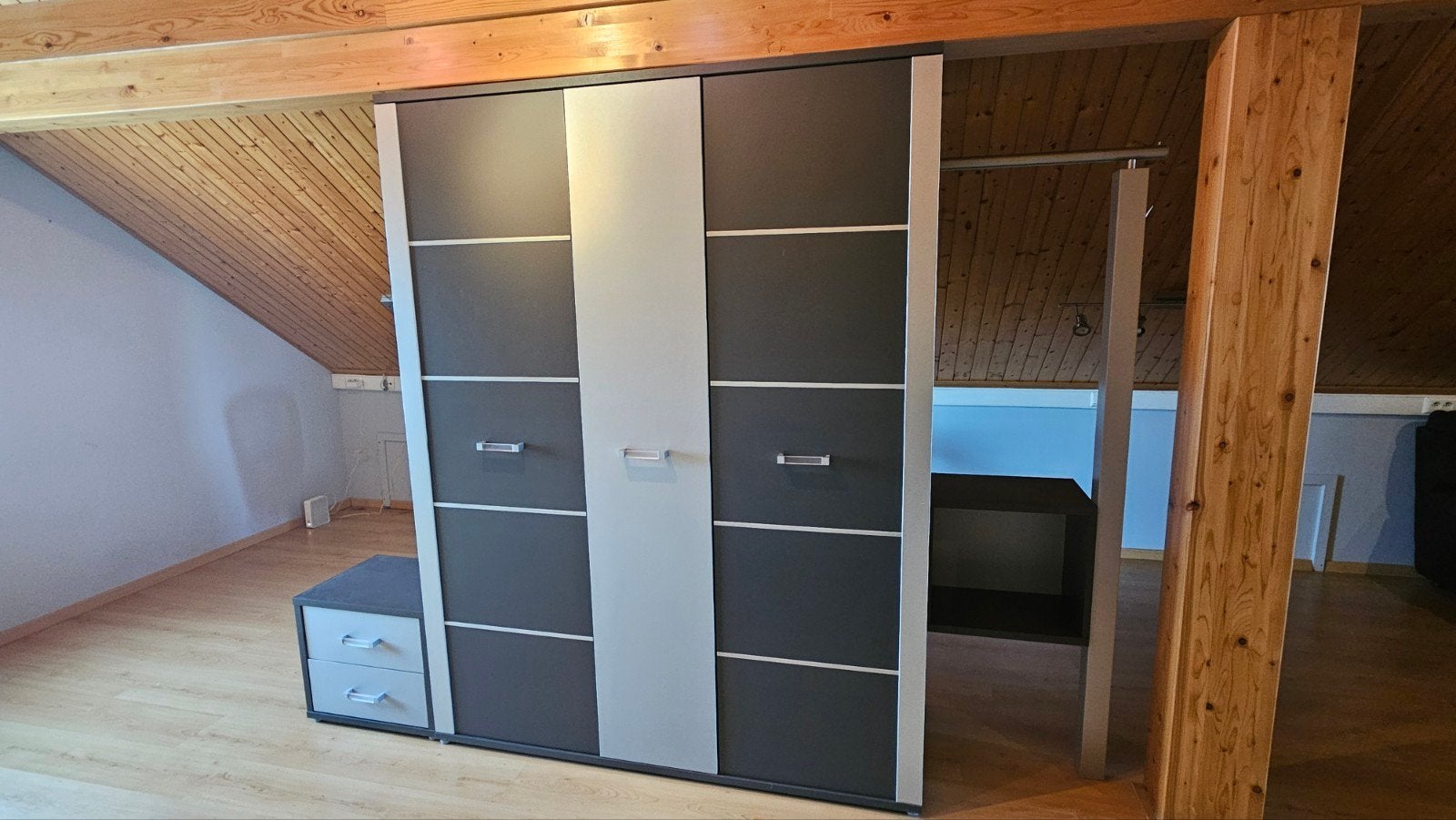 3 deurs kleerkast met extra kleerhanger opzij, Ophalen, Zo goed als nieuw, Modern