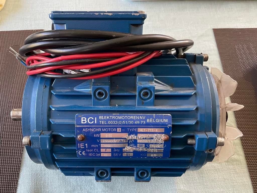 Programmeerbare frequentieregelaar + motor 3 fasen, 0,55 kW, Enlèvement, Comme neuf, Moteur électrique, Moins de 1400 tpm