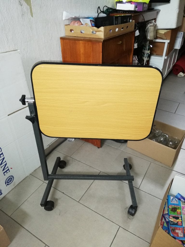 Table de chevet  avec roulette, Enlèvement, Comme neuf