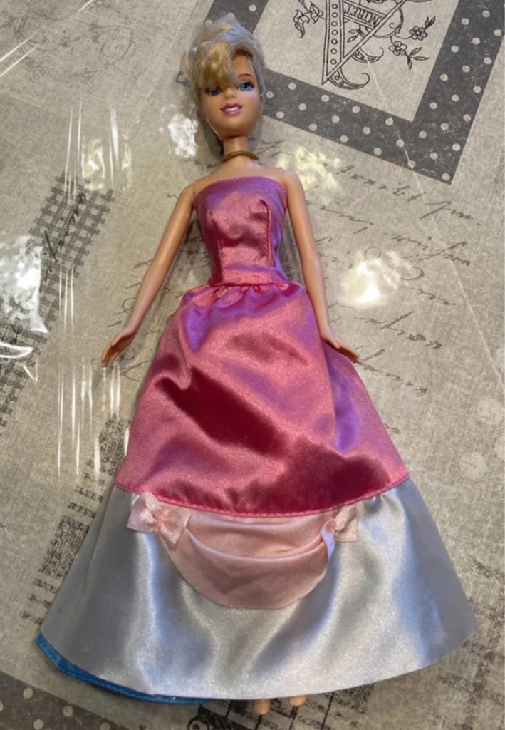 Mooie. Barbie met omkeerbare jurk., Kinderen en Baby's, Speelgoed | Poppen, Ophalen of Verzenden, Zo goed als nieuw, Barbie