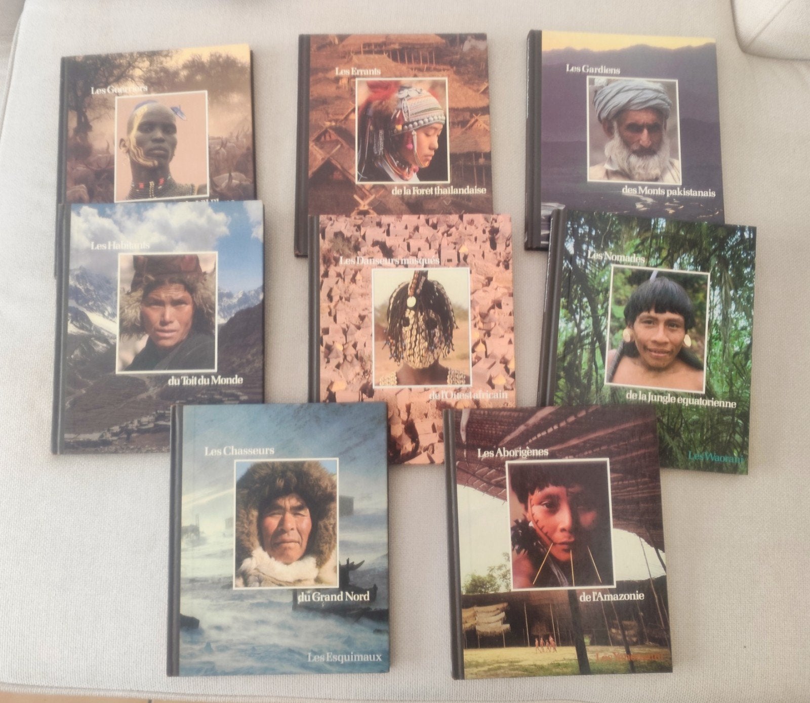 Lot de 8 livres illustrés . Les peuples du monde ., Ophalen