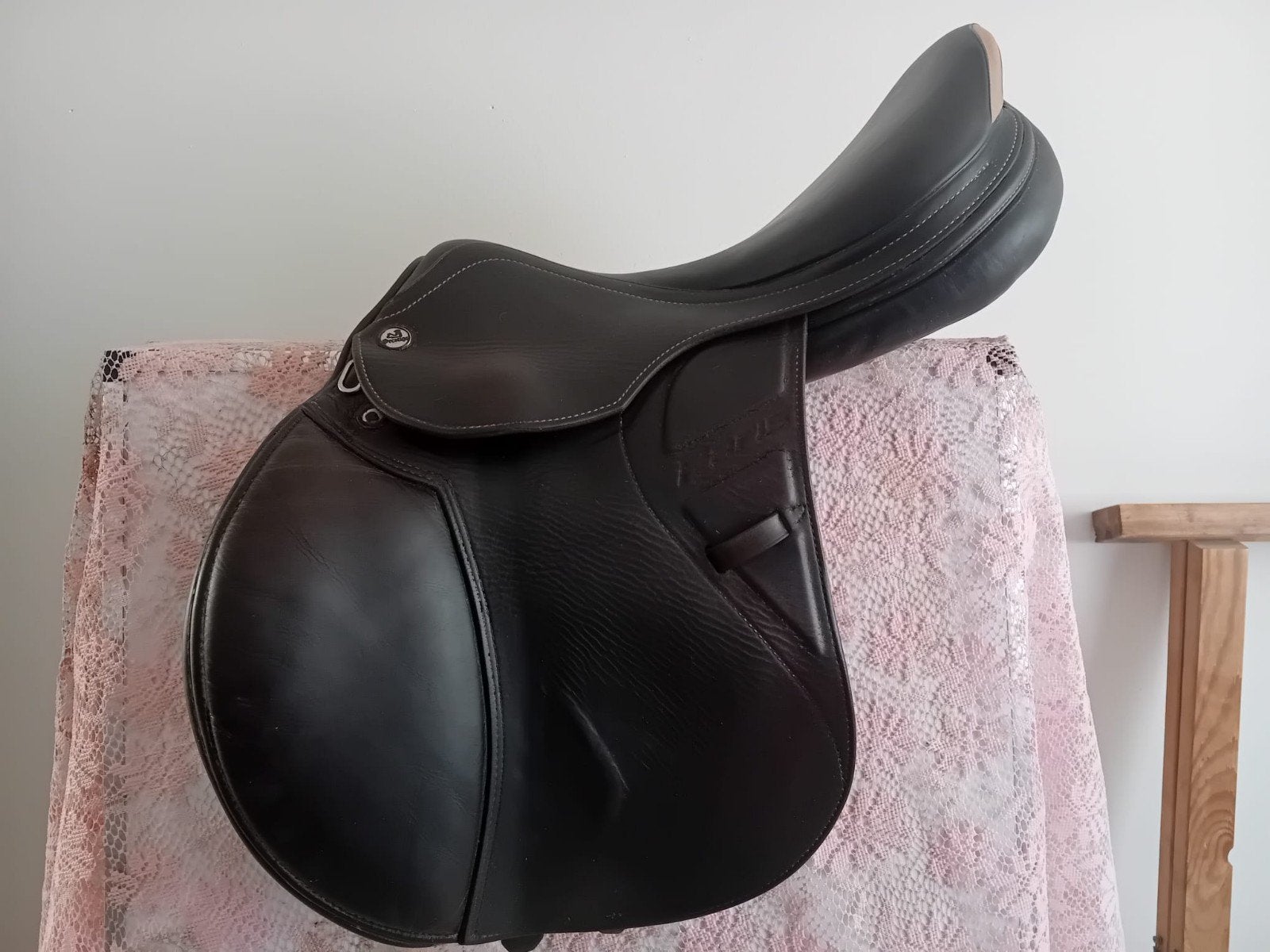 Prestige Paris bruin springzadel 17/33, Animaux & Accessoires, Chevaux & Poneys | Selles, Prestige, Prestige, Taquets de genoux