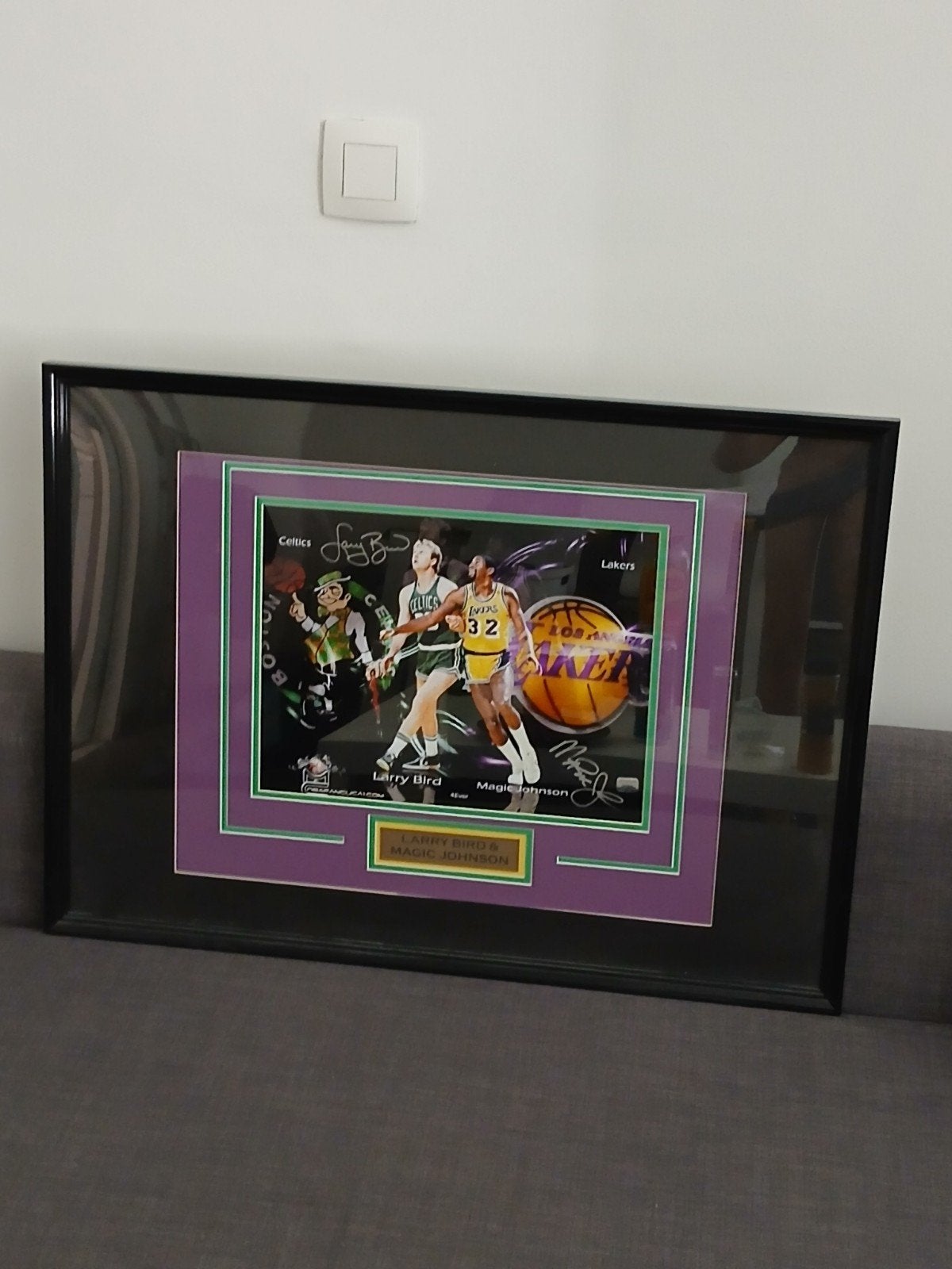 Ingelijste gesigneerde foto van Larry Bird & Magic Johnson, Ophalen of Verzenden