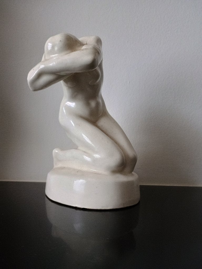 Art Deco keramieken beeldje knielende vrouw, gesigneerd 684, Ophalen of Verzenden
