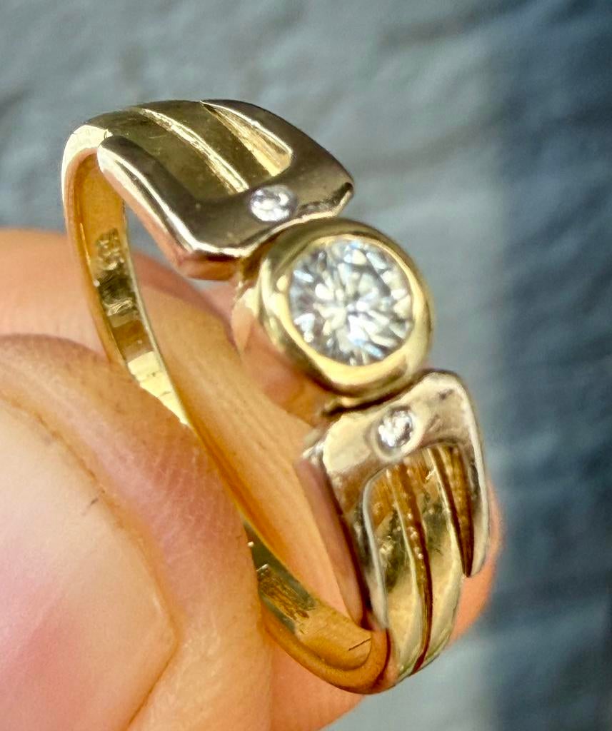 Prachtige 14K geel gouden ring met 3 natuurlijke diamanten!, Ophalen of Verzenden, 17 tot 18, Met edelsteen, Dame