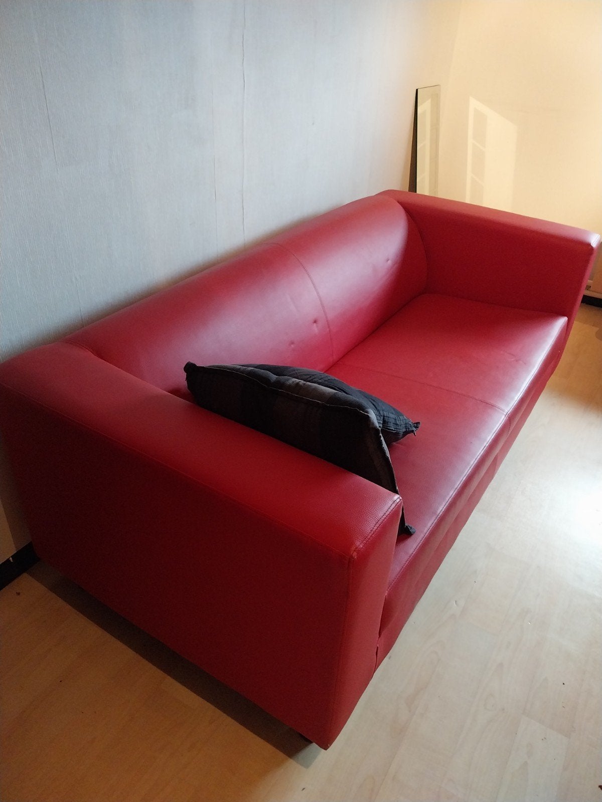 Canapé 2 places en faux cuir rouge. Très bon état !, Enlèvement, Comme neuf, Deux personnes, 150 à 200 cm