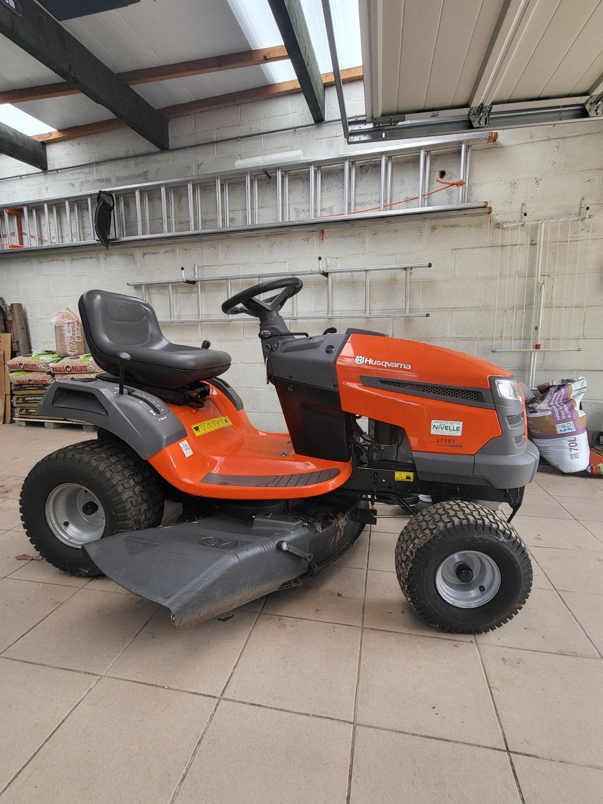 Élévateur Husqvarna LT151 + (voir photo), Comme neuf, Enlèvement, 90 à 120 cm, Bac de ramassage