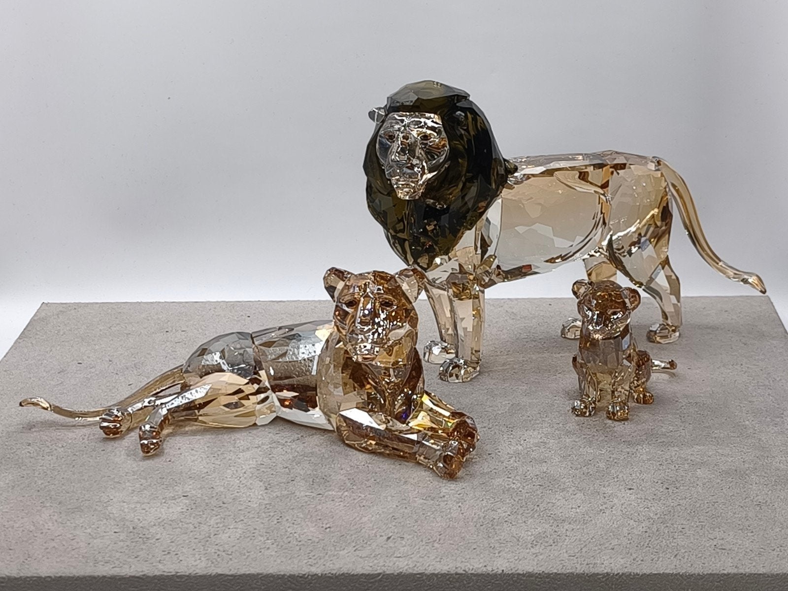 Swarovski SCS Leeuwenfamilie Akili - leeuwin en jong., Ophalen of Verzenden