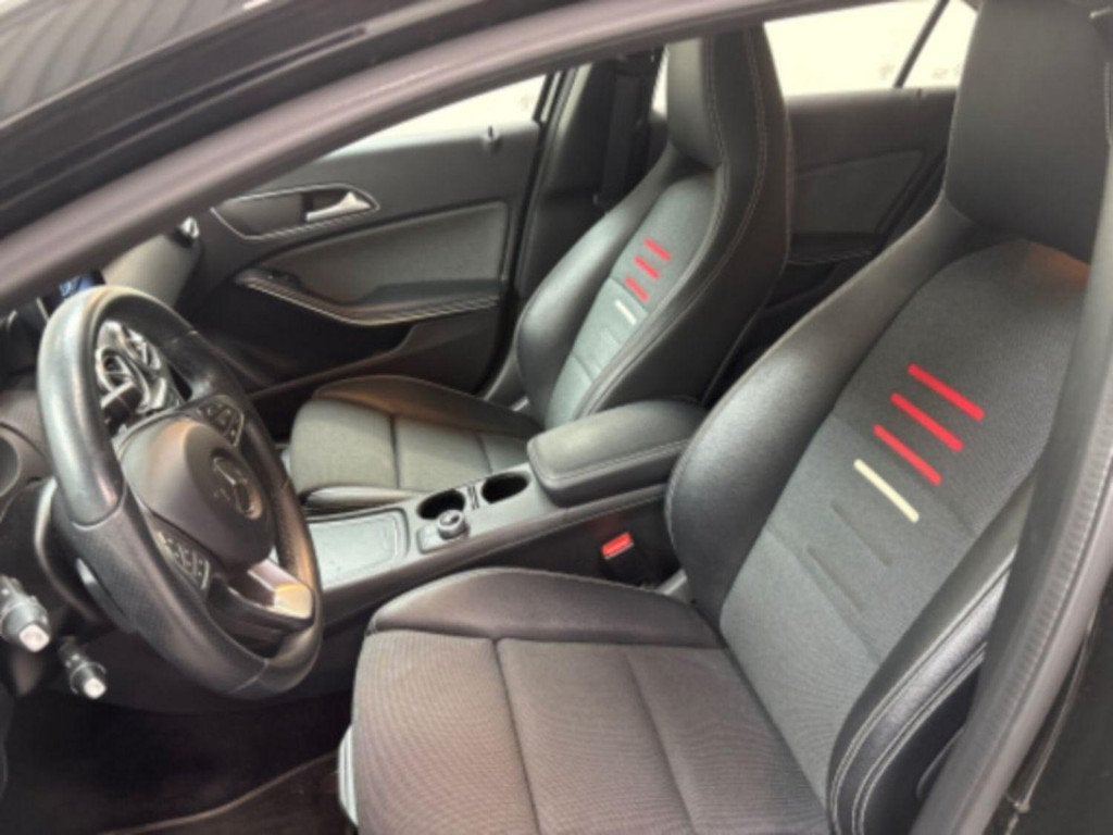Mercedes-Benz A-Klasse 200 Hatchback AMG Line | Verwarmde ZE, Auto's, Stof, Gebruikt, 4 cilinders, Zwart