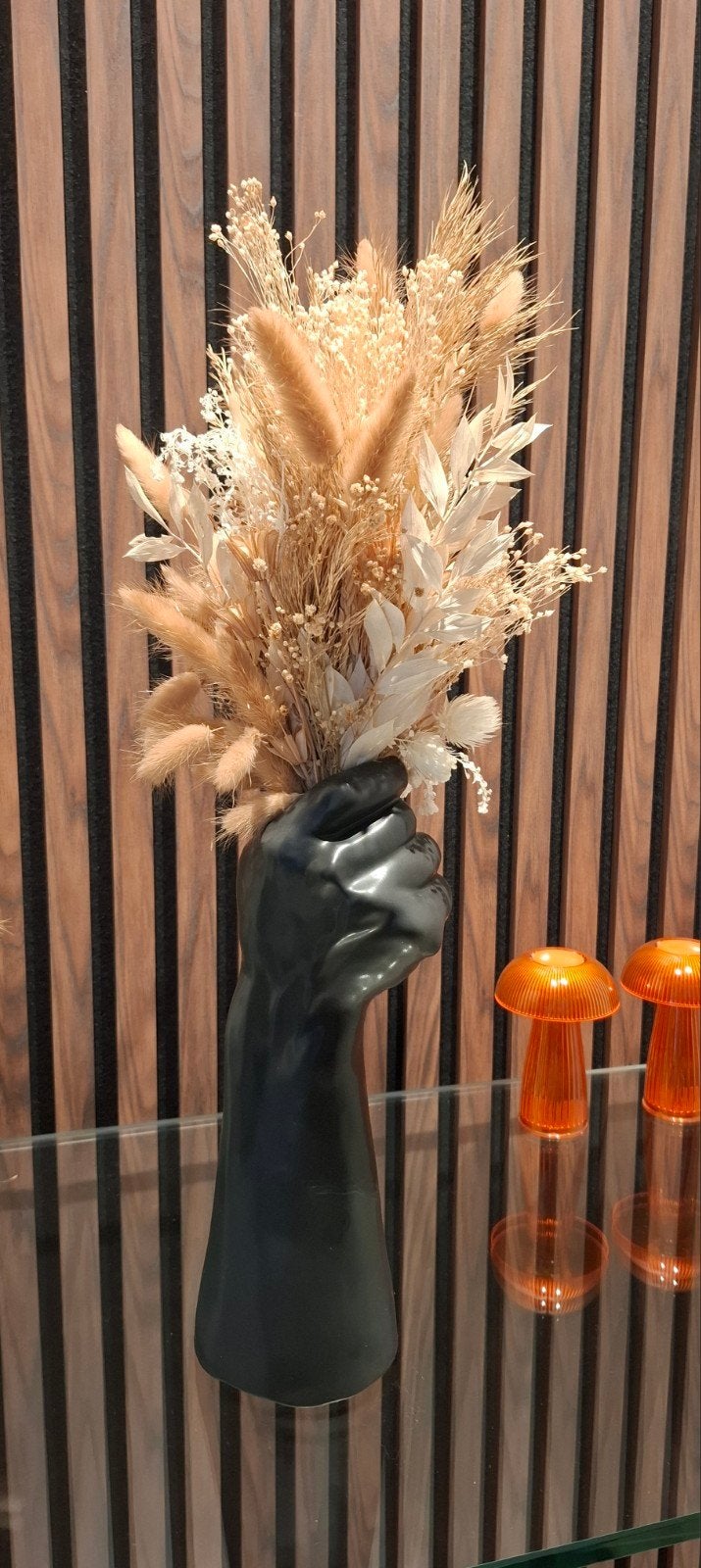 Vase en céramique noire avec bouquet de fleurs séchées., Ophalen