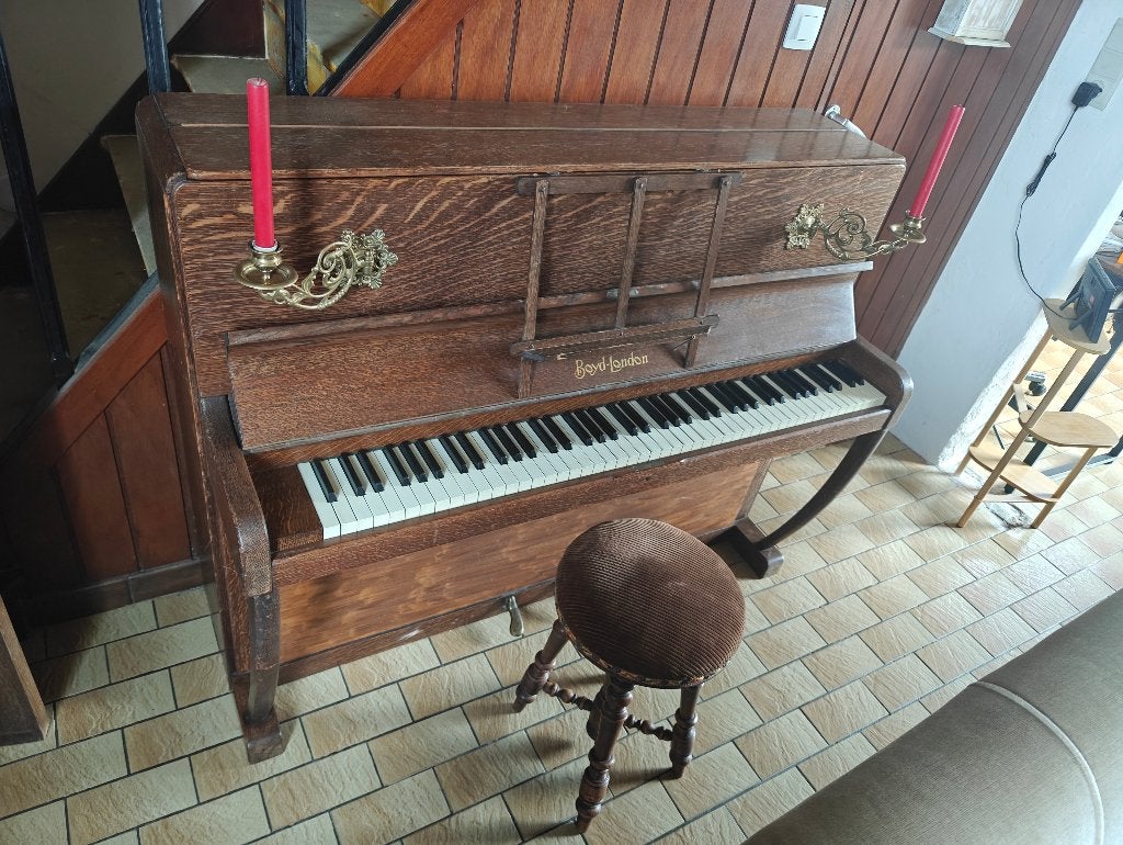 Buffetpiano Boyd of London met verstelbaar krukje - Vintage, Muziek en Instrumenten, Piano's, Ophalen, Gebruikt, Bruin, Overige typen